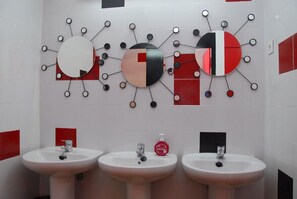 Gemeinsamer Schlafsaal, Gemischter Schlafsaal, Gemeinschaftsbad (1 bed in bunk bed) | Badezimmer | Dusche