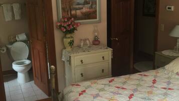Chambre, salle de bains privée | Bureau, fer et planche à repasser, Wi-Fi gratuit