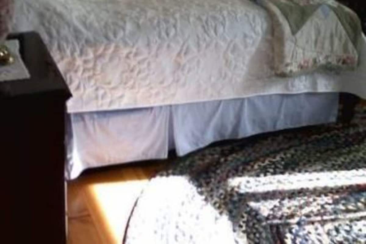 Habitació, 1 llit de matrimoni gran, bany privat | Escriptori, planxa i posts de planxar i wifi gratuïta 
