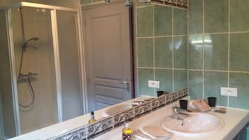 Quadruple Room | Bathroom sink