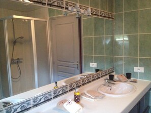 Habitación cuádruple | Lavabo del cuarto de baño