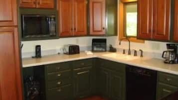 Family Condo, 5 Bedrooms, Lake View | Private kitchen | Fridge, microwave, coffee/tea maker