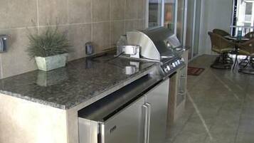 Family Condo, 4 Bedrooms, Lake View | Private kitchen | Fridge, microwave, coffee/tea maker