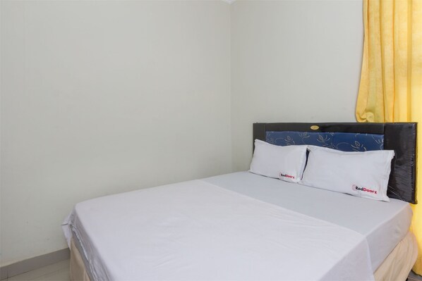 Desk, blackout curtains, free WiFi