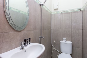 Double Room | Bathroom | Shower, free toiletries, towels