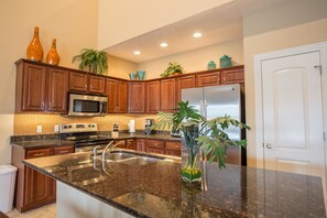 Geladeira, micro-ondas, cafeteira/chaleira