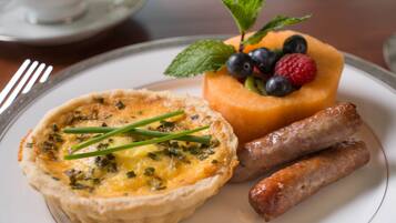 فطور كامل مجانًا يوميًا