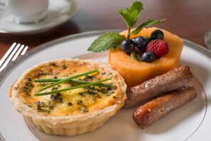 فطور كامل مجانًا يوميًا