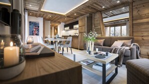 Een moderne woonkamer met een houten plafond, een eethoek en een keuken.