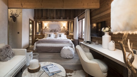 Ropa de cama de alta calidad y caja de seguridad en la habitación