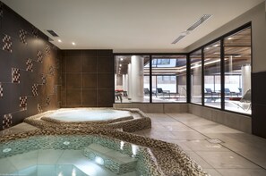 Indoor pool, pool loungers - MGM Hôtels & Résidences – Résidence Le Cristal de Jade (Chamonix-Mont-Blanc)