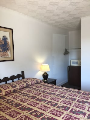 Standard Room, 1 King Bed | Desk, iron/ironing board, free WiFi, bed sheets