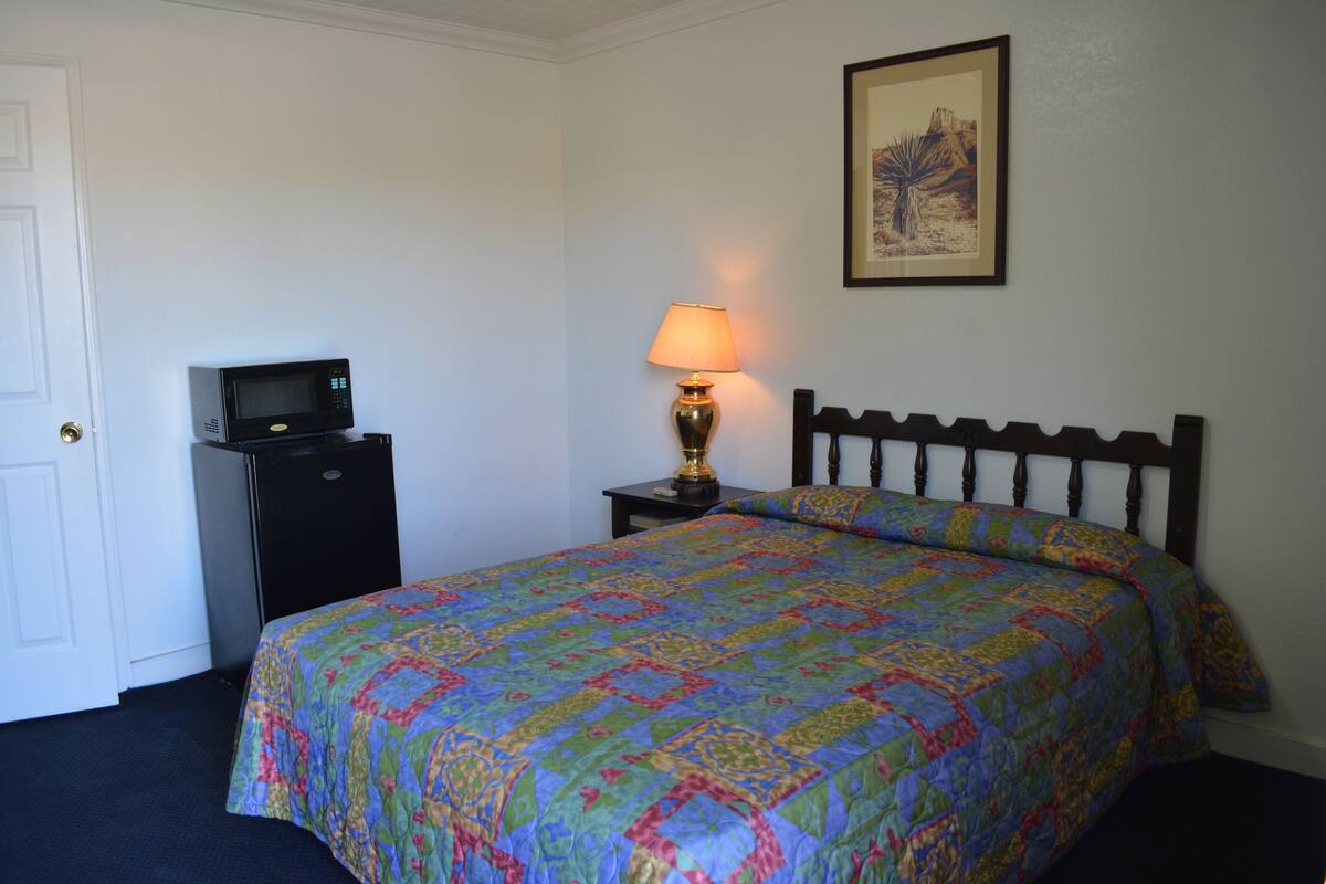 Standard Room, 1 Queen Bed | Desk, iron/ironing board, free WiFi, bed sheets