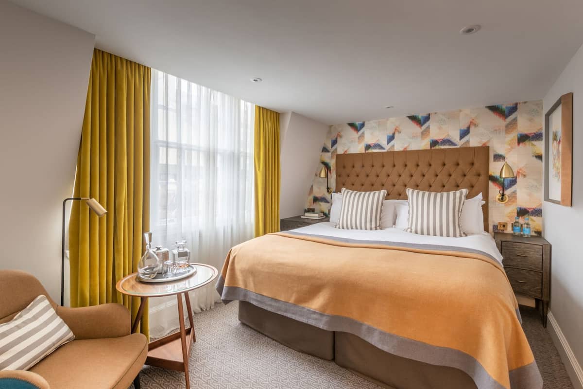 Minibar, safe på rommet, skrivebord og strykejern/-brett