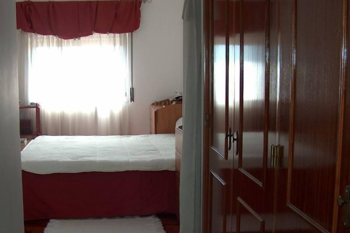 Panorama tweepersoonskamer, 1 kingsize bed, privébadkamer, gedeeltelijk uitzicht op zee | 1 slaapkamer, luxe beddengoed, een bureau, een strijkplank/strijkijzer