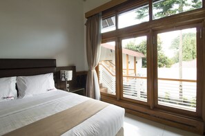 Deluxe Room | Desk, blackout drapes, free WiFi