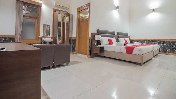 Family Room | Desk, blackout drapes, WiFi (free) - RedDoorz Plus @ Hegarmanah (Bandung)