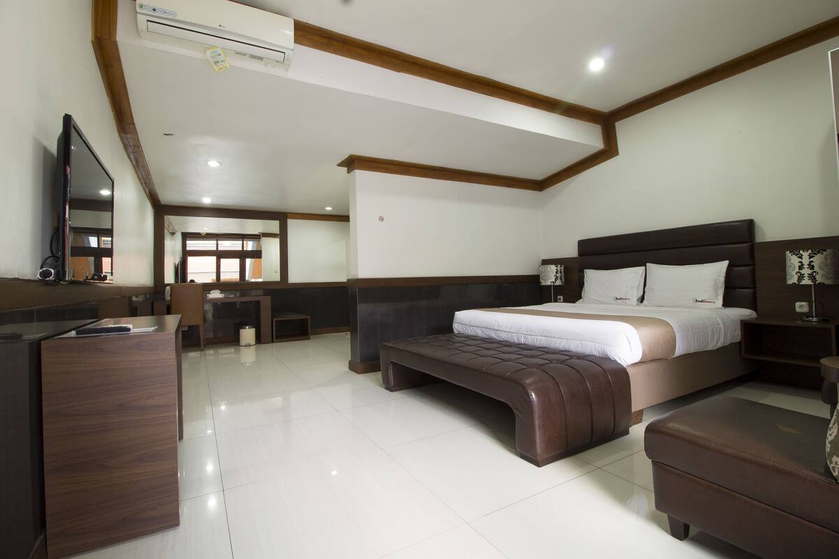 Deluxe Room | Desk, blackout drapes, WiFi (free)