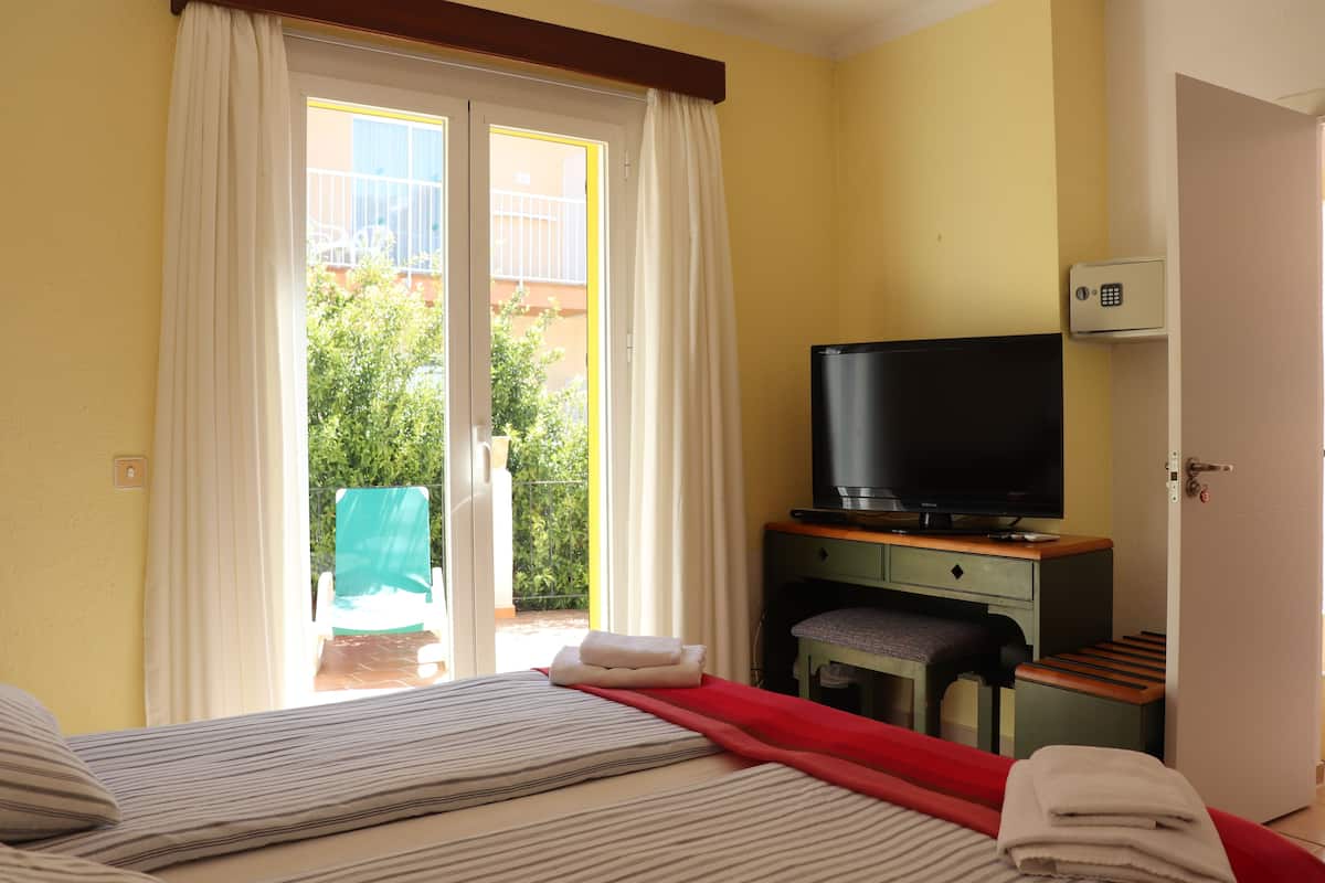 Double Room | In-room safe, desk, cribs (free), WiFi (free)