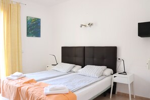 Doppelzimmer, Terrasse | Zimmersafe, Schreibtisch, kostenlose Babybetten, kostenloses WLAN