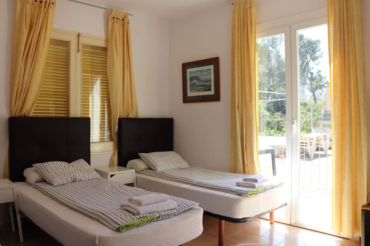 Triple Room, 1 Bedroom | In-room safe, desk, cribs (free), WiFi (free)