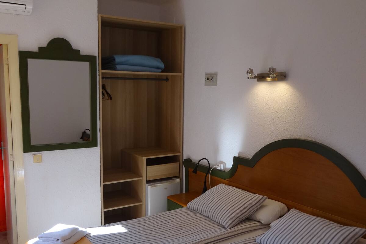 Economy Double or Twin Room, 2 Twin Beds | In-room safe, desk, cribs (free), WiFi (free)
