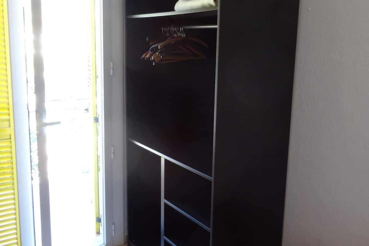 Single Room | In-room safe, desk, cribs (free), WiFi (free)