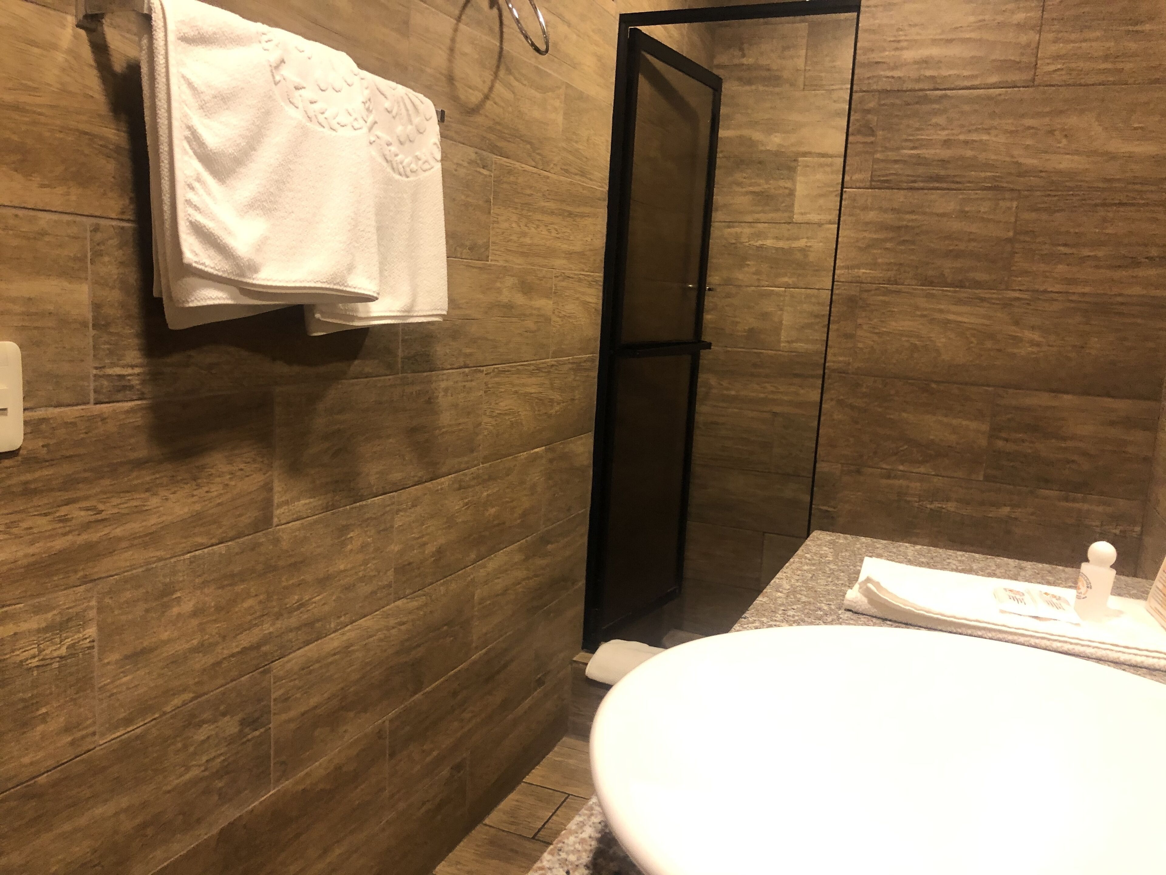 twin room, 1 bedroom, ground floor | bathroom | shower, rainfall showerhead, free toiletries, towels