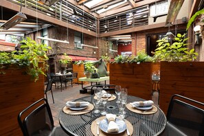 Outdoor dining - Tabard Inn (Washington)