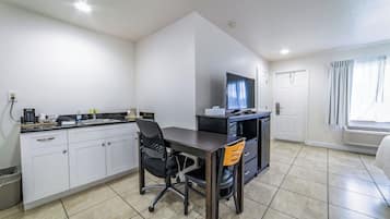 2 habitaciones, edredón, escritorio y espacio para trabajar con laptop