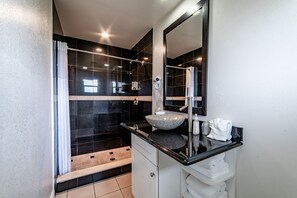 Kamer, 1 kingsize bed | Badkamer | Een bad/douchecombinatie, gratis toiletartikelen, een haardroger