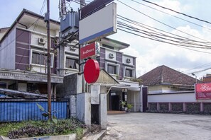 Front of property - RedDoorz Plus @ Wastu Kencana (Bandung)