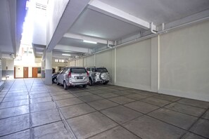 Free self-parking - RedDoorz Plus @ Wastu Kencana (Bandung)