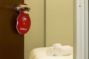 Desk, free WiFi - RedDoorz Plus near Parahyangan University (Bandung)