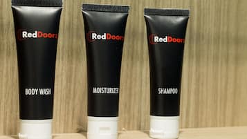 Ducha, artículos de tocador gratuitos, toallas