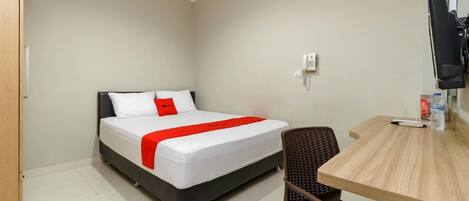 Reddoorz Room | Desk, blackout drapes, free WiFi