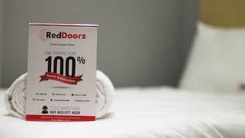 Reddoorz Room | Meja kerja, tirai kedap cahaya, dan Wi-Fi gratis