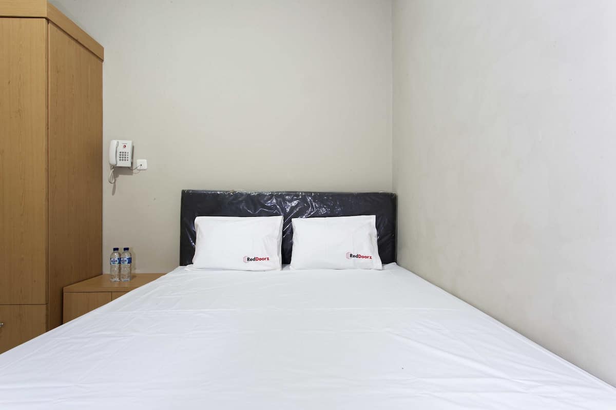 Reddoorz Room | Desk, blackout curtains, free WiFi
