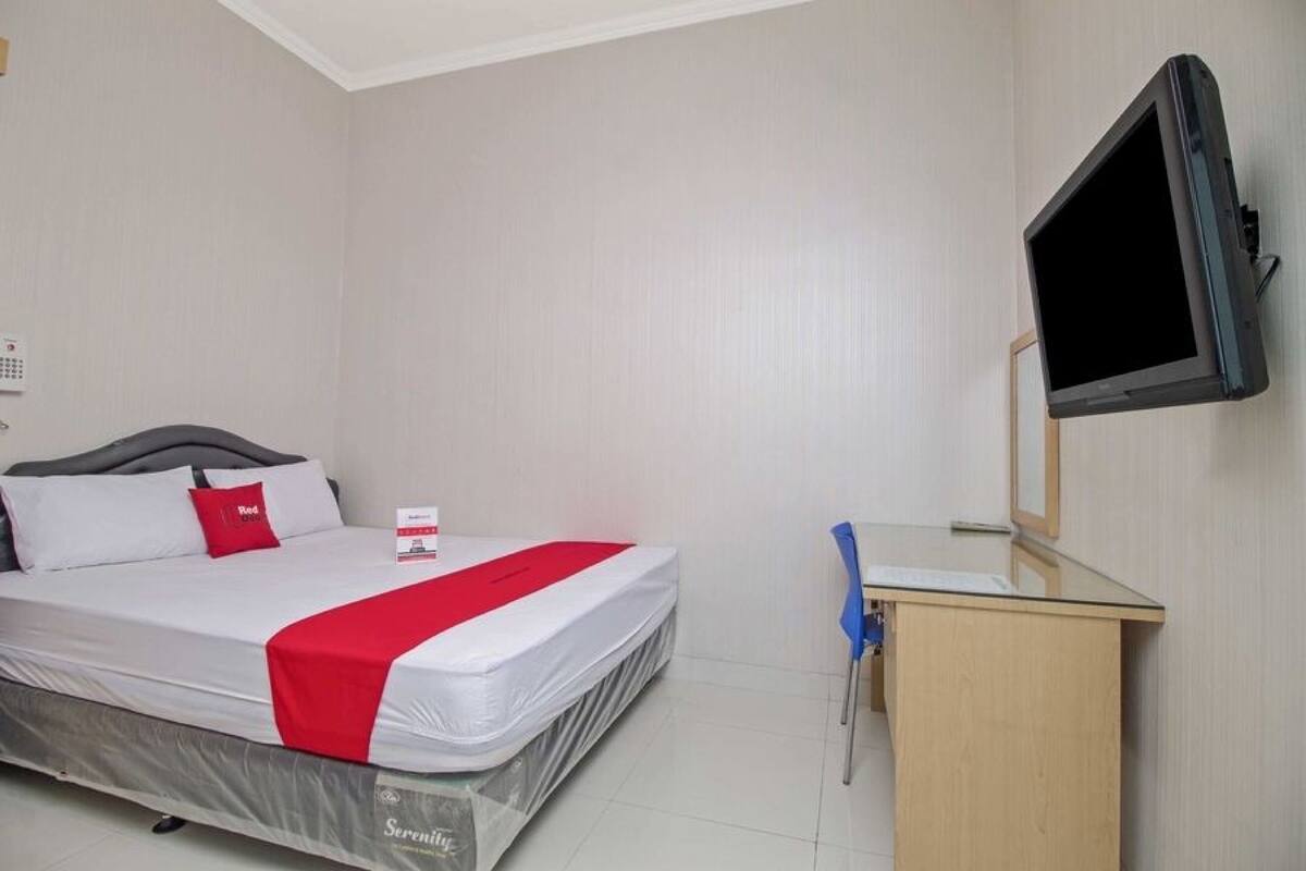Desk, blackout curtains, free WiFi