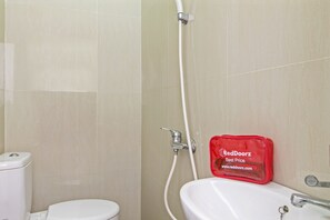Un bagno con il water, un lavandino e una doccia.