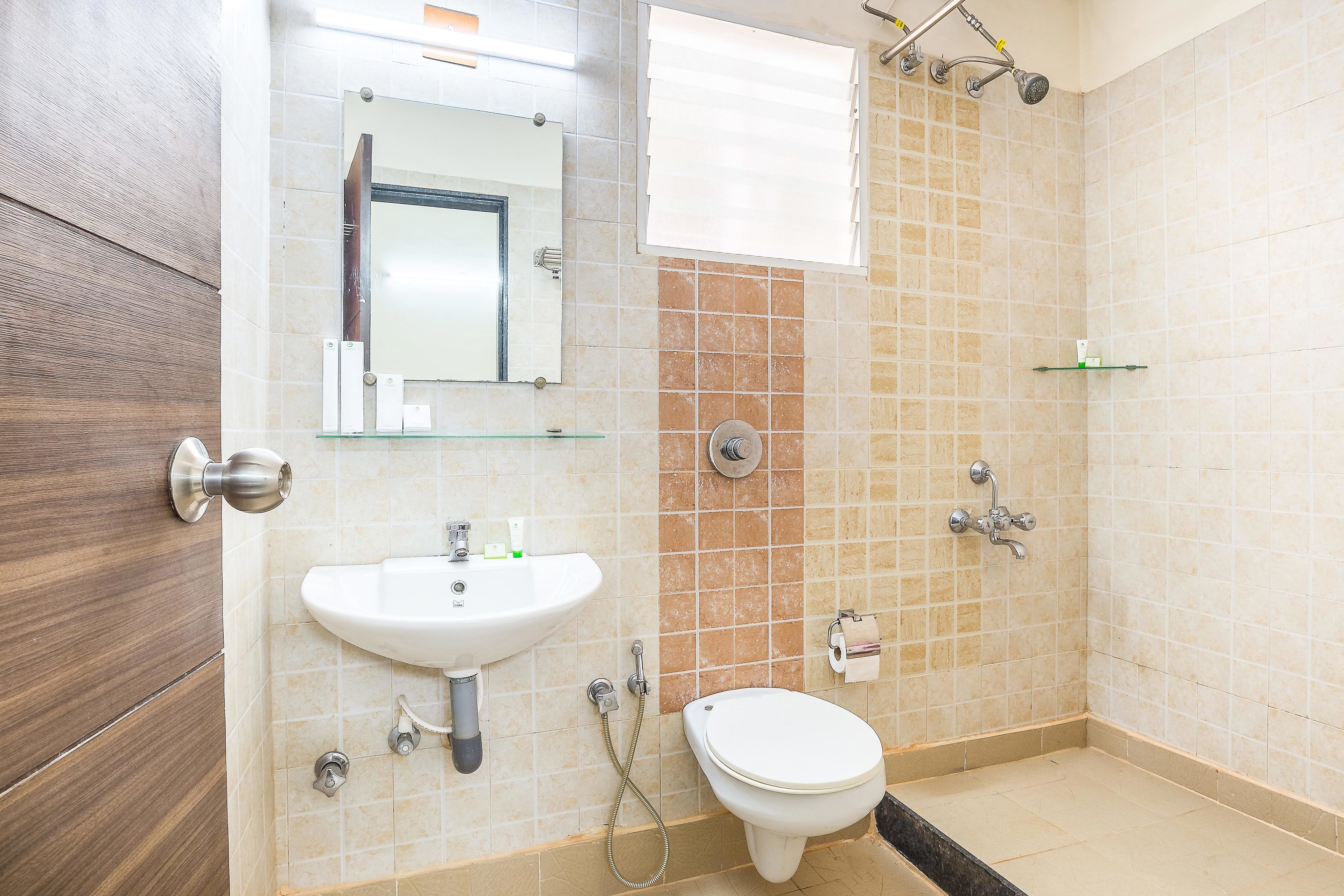 Un baño con lavamanos, inodoro y ducha.
