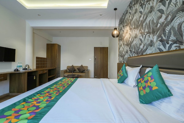 Deluxe Room | Desk, iron/ironing board, free WiFi