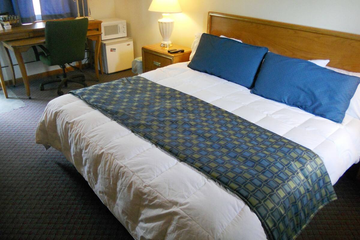 1 Bed King Deluxe Large | Desk, rollaway beds (surcharge), WiFi (free)