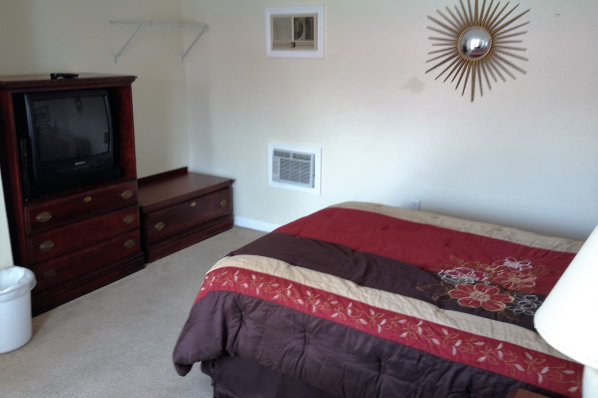 1 Bed Queen Standard | Desk, rollaway beds (surcharge), WiFi (free)
