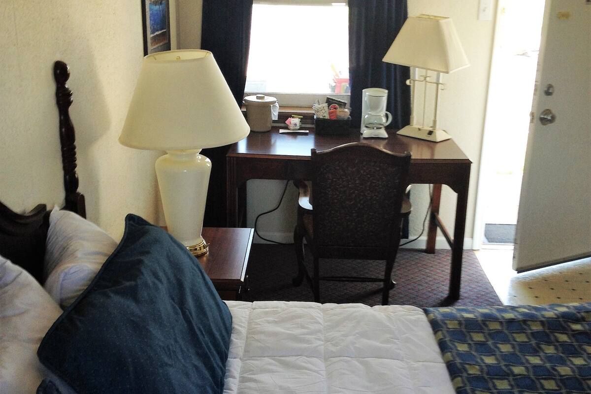 1 Bed Queen Kitchenette  | Desk, rollaway beds (surcharge), WiFi (free)