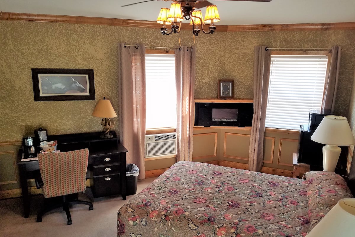 Executive suite, 1 queensize bed, koelkast en magnetron | Een bureau, extra bedden, gratis wifi