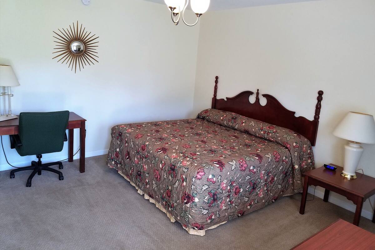 1 Bed King Deluxe | Desk, rollaway beds (surcharge), WiFi (free)