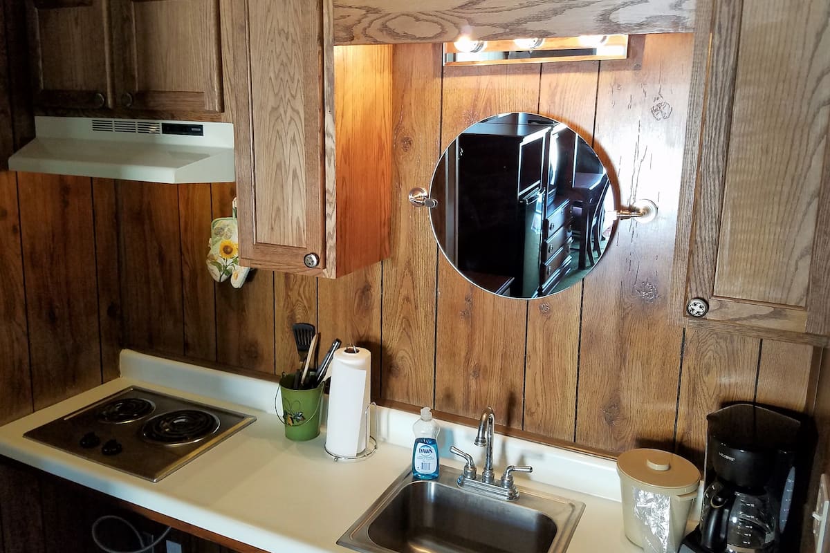 1 Bed King Kitchenette | Desk, rollaway beds (surcharge), WiFi (free)