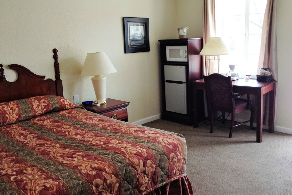 Desk, rollaway beds (surcharge), WiFi (free)