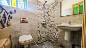 Suite familiar, cocina básica | Baño | Ducha y secador de pelo